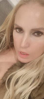 Debbie - Photo 4